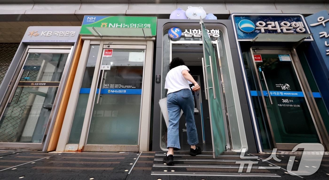 본문 이미지 - 서울 시내 시중은행 ATM의 모습. 2026.8.17 ⓒ 뉴스1 이호윤 기자