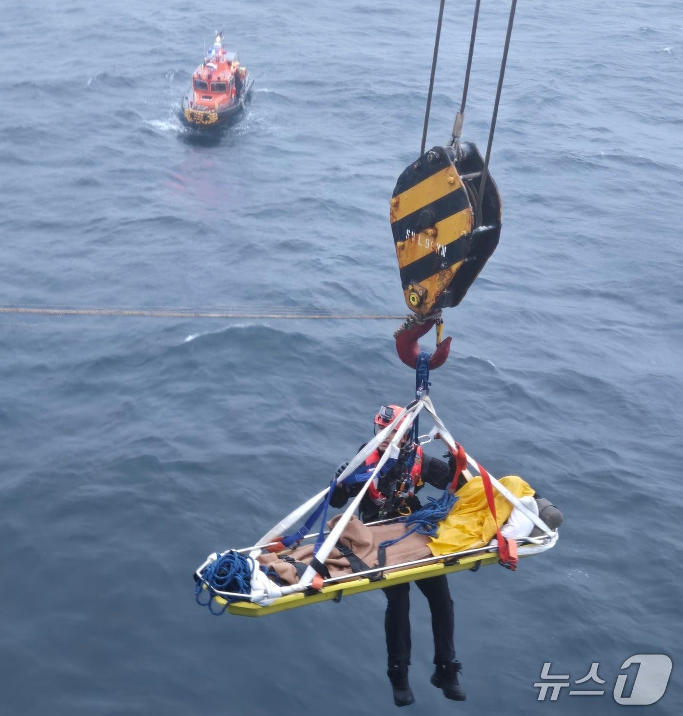 본문 이미지 - 지난 16일 오후 부산 남외항 묘박지 해상에서 부상을 당한 외국인 선원을 부산해경이 옮겨 싣고 있는 모습 (해경 제공. 재판매 및 DB금지)