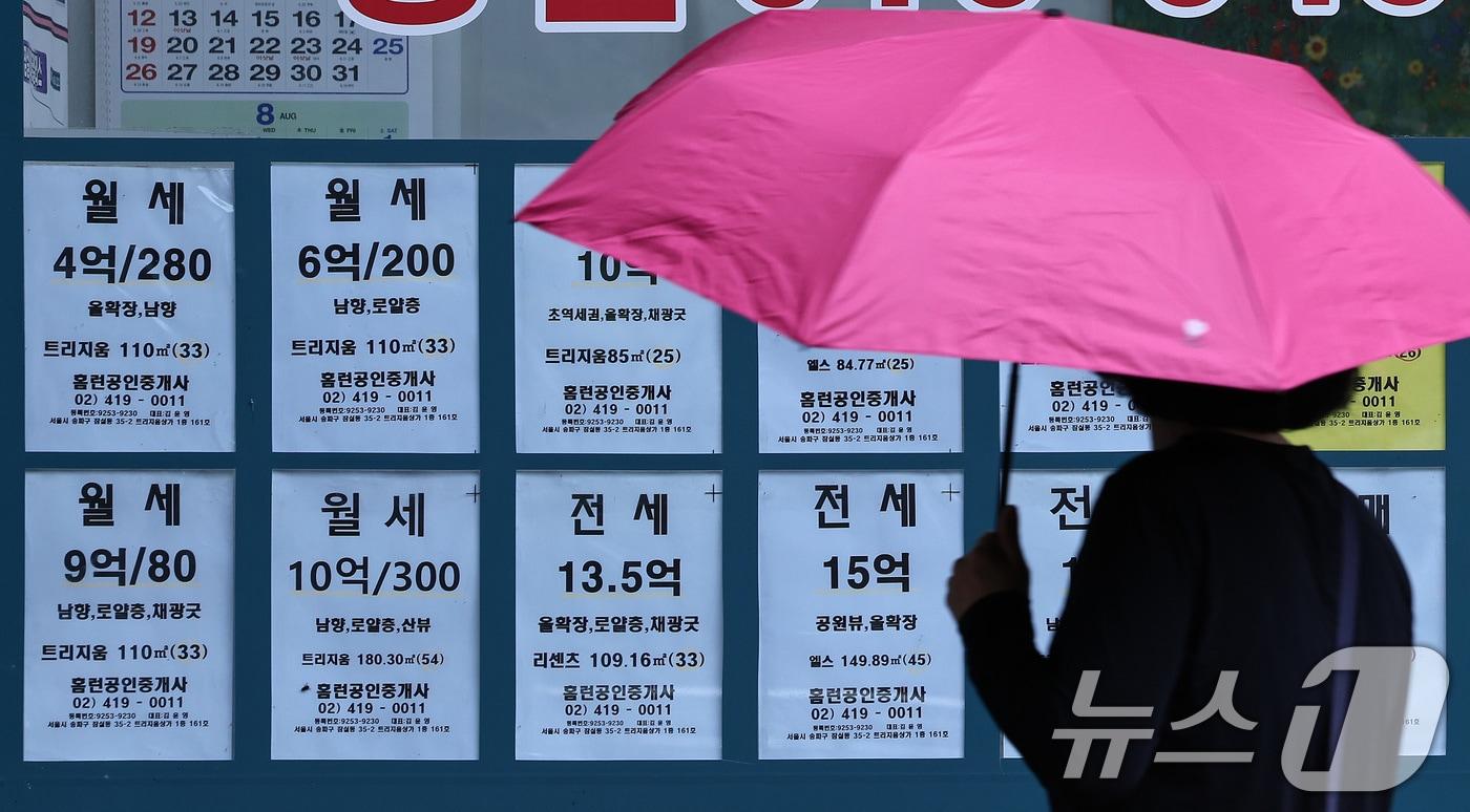 본문 이미지 - 서울의 한 부동산 중개업소. 2026.8.17 ⓒ 뉴스1 구윤성 기자