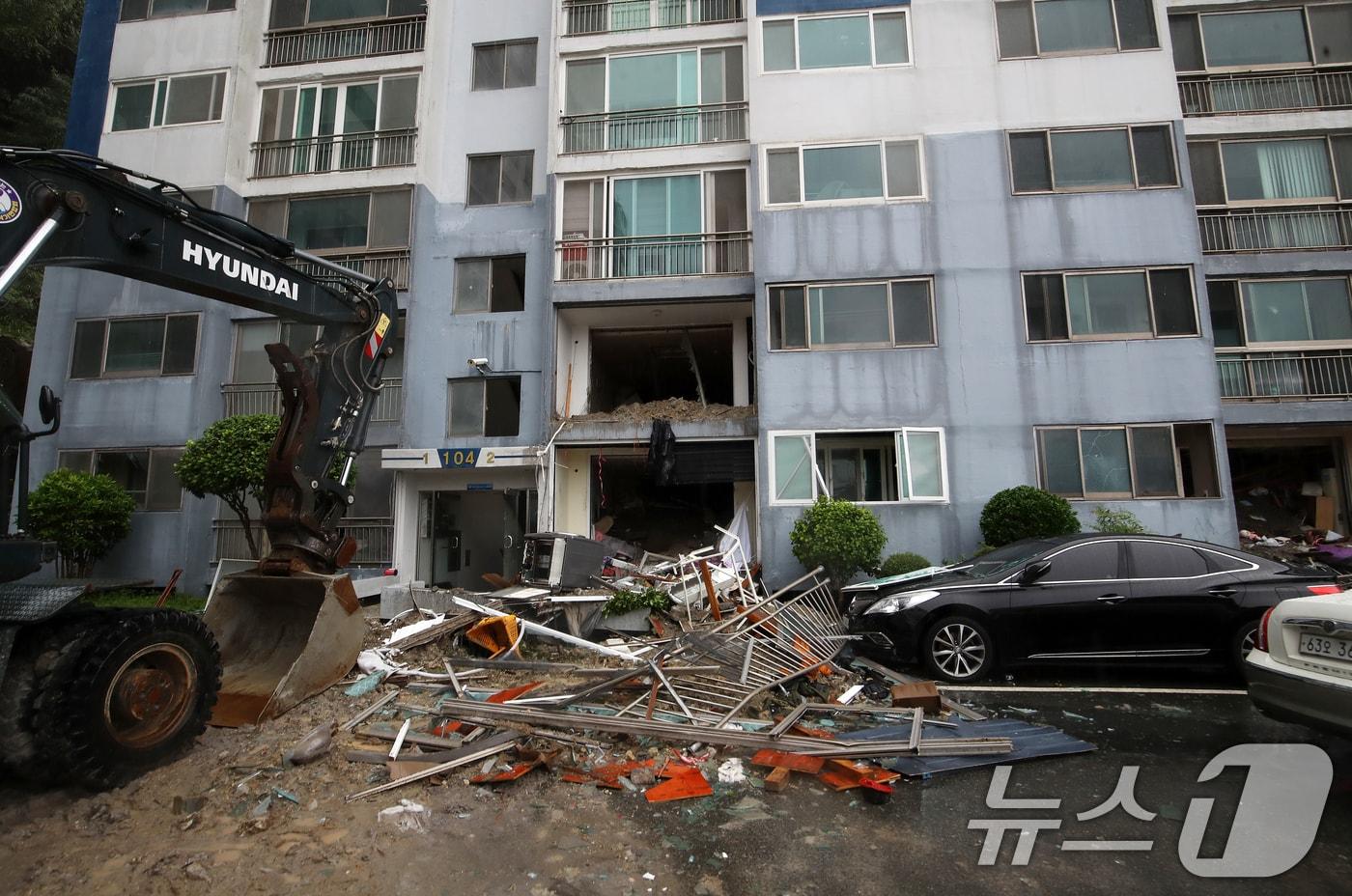 본문 이미지 - 17일 경남 거제시 옥포동의 한 아파트 인근에서 산사태가 발생해 아파트 1층과 2층을 덮쳐 내부에 있던 물품 등이 밖으로 나와 있다. 2026.8.17 ⓒ 뉴스1 윤일지 기자