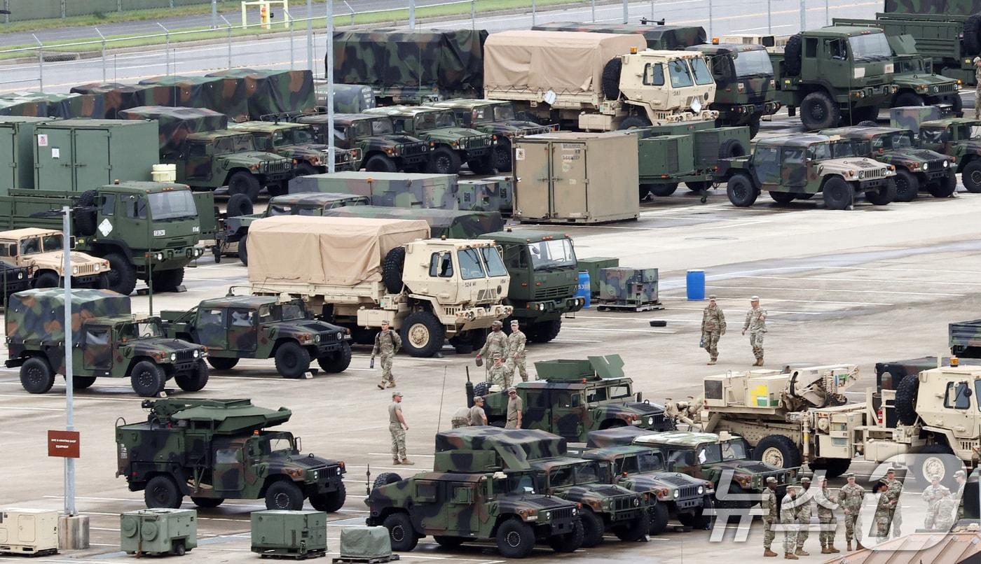 본문 이미지 - 한국과 미국이 하반기 정례 연합연습 '을지 자유의 방패'(Ulchi Freedom Shield·UFS)를 진행한 17일 경기 평택시 팽성읍 주한미군기지 캠프 험프리스에 장비들이 계류되어 있다. 도널드 트럼프 대통령은 북한 김정은 노동당 총비서와의 '매우 좋은 관계'를 언급하며 한미합동군사훈련 대폭 축소를 지시했다고 밝혔다. 2026.8.17 ⓒ 뉴스1 김영운 기자