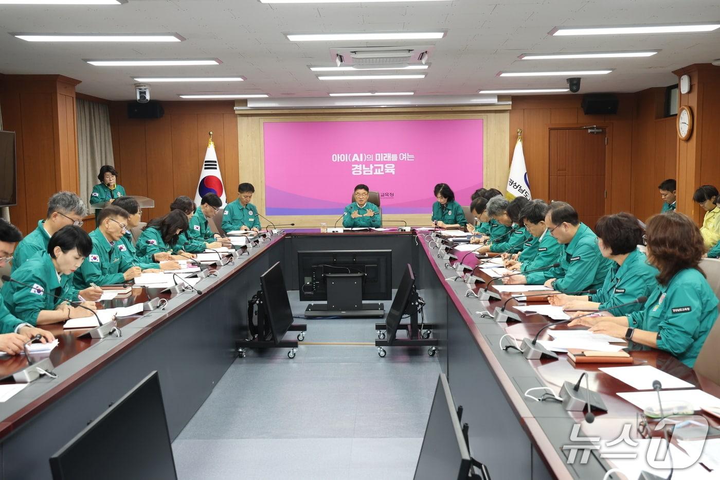본문 이미지 - 17일 오전 9시 본청 중회의실에서 권순기 교육감과 부교육감, 국·과장 등이 참석해 집중호우 대응 비상대책회의​를 열고 학교 피해 상황 등을 점검하는 모습 (교육청 제공. 재판매 및 DB금지)