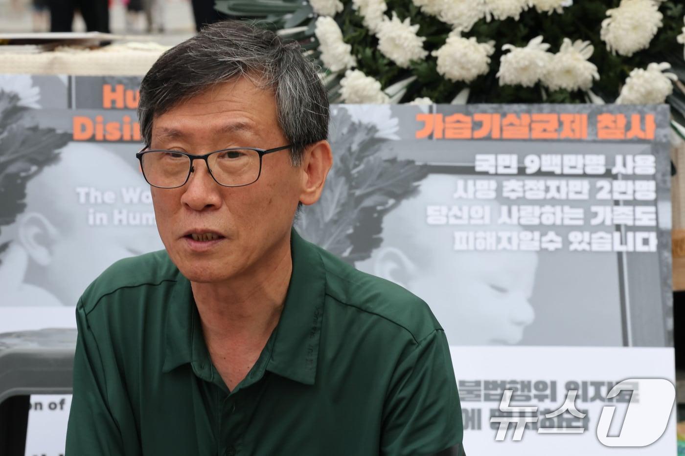 본문 이미지 - 김현수 전국가습기살균제참사피해자연대 사무처장이 17일 서울 광화문광장에서 고 서영철 가습기살균제참사피해자연대 대표 빈소 설치 문제 등과 관련해 기자회견을 열고 오세훈 서울시장의 사과와 가림막 설치를 제지한 경위 및 책임자 공개, 서 대표 추모와 피해자들의 광화문광장 활동 보장 등을 요구하고 있다.  2026.8.17 ⓒ 뉴스1 이광호 기자