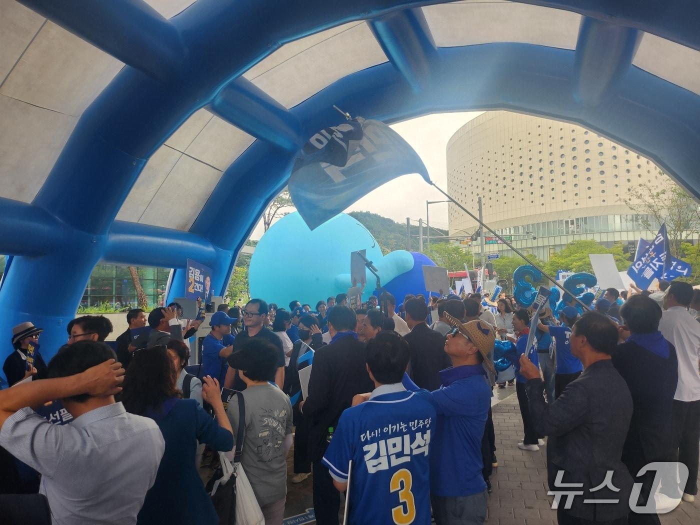본문 이미지 - 8.17 더불어민주당 전국당원대회가 열린 대전DCC컨벤션센터 앞에서 김민석 당대표 후보 지지자들이 김 후보에 대한 지지를 호소하고 있다.