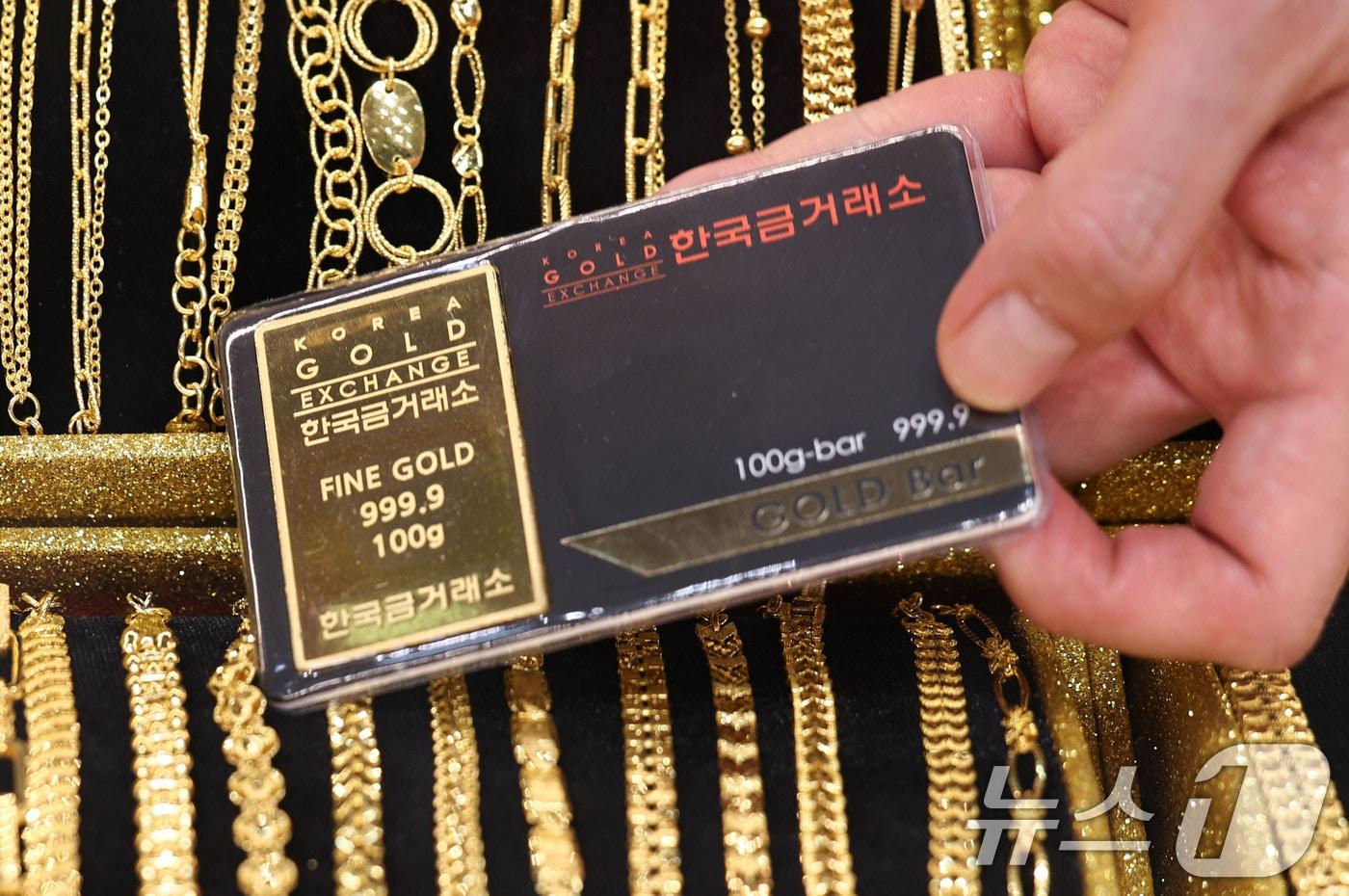 본문 이미지 - 서울 시내 한 금은방에 진열된 골드바 모습. ⓒ 뉴스1 이종수 기자