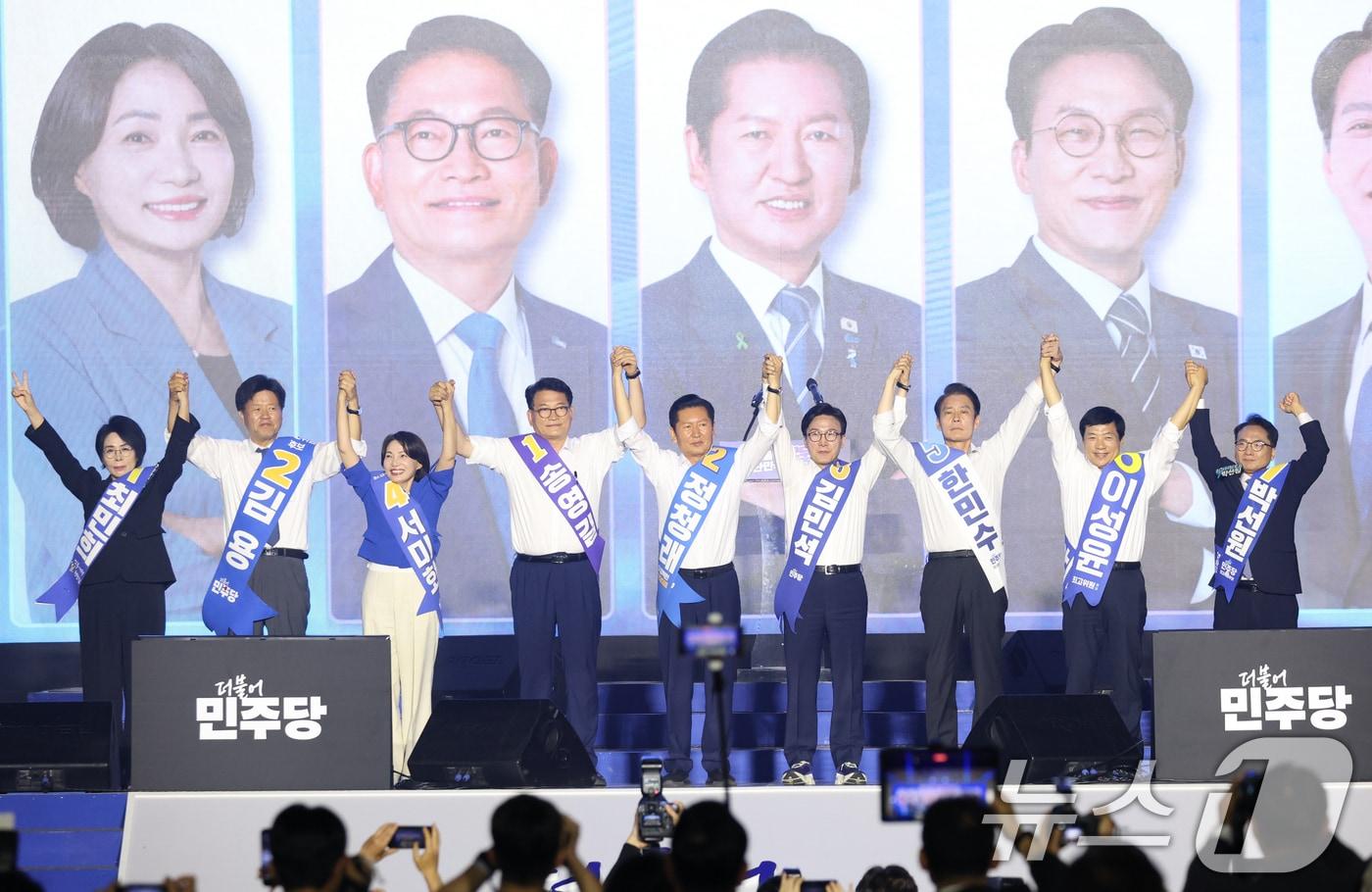 본문 이미지 - 송영길, 정청래, 김민석 더불어민주당 당대표 후보(왼쪽 네 번째부터)가 17일 대전 유성구 대전컨벤션센터(DCC) 제2전시장에서 열린 제3차 정기전국당원대회에서 최고위원 후보들과 함께 당원들에게 인사하고 있다. 왼쪽부터 최민희, 김용, 서미화, 송영길, 정청래, 김민석, 한민수, 이성윤, 박선원. (공동취재) 2026.8.17 ⓒ 뉴스1 황기선 기자