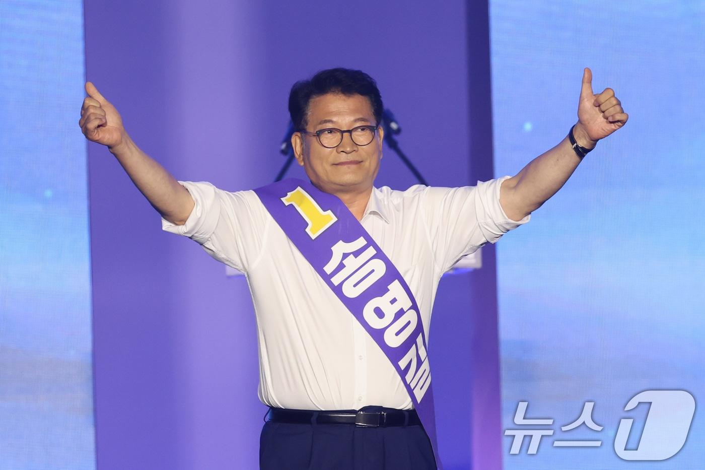 본문 이미지 - 지난 8월 17일 당시 송영길 더불어민주당 당대표 후보가 대전 유성구 DCC대전컨벤션센터에서 열린 '제3차 정기전국당원대회'에서 정견발표 전 인사를 하고 있다. 2026.8.17 ⓒ 뉴스1 황기선 기자