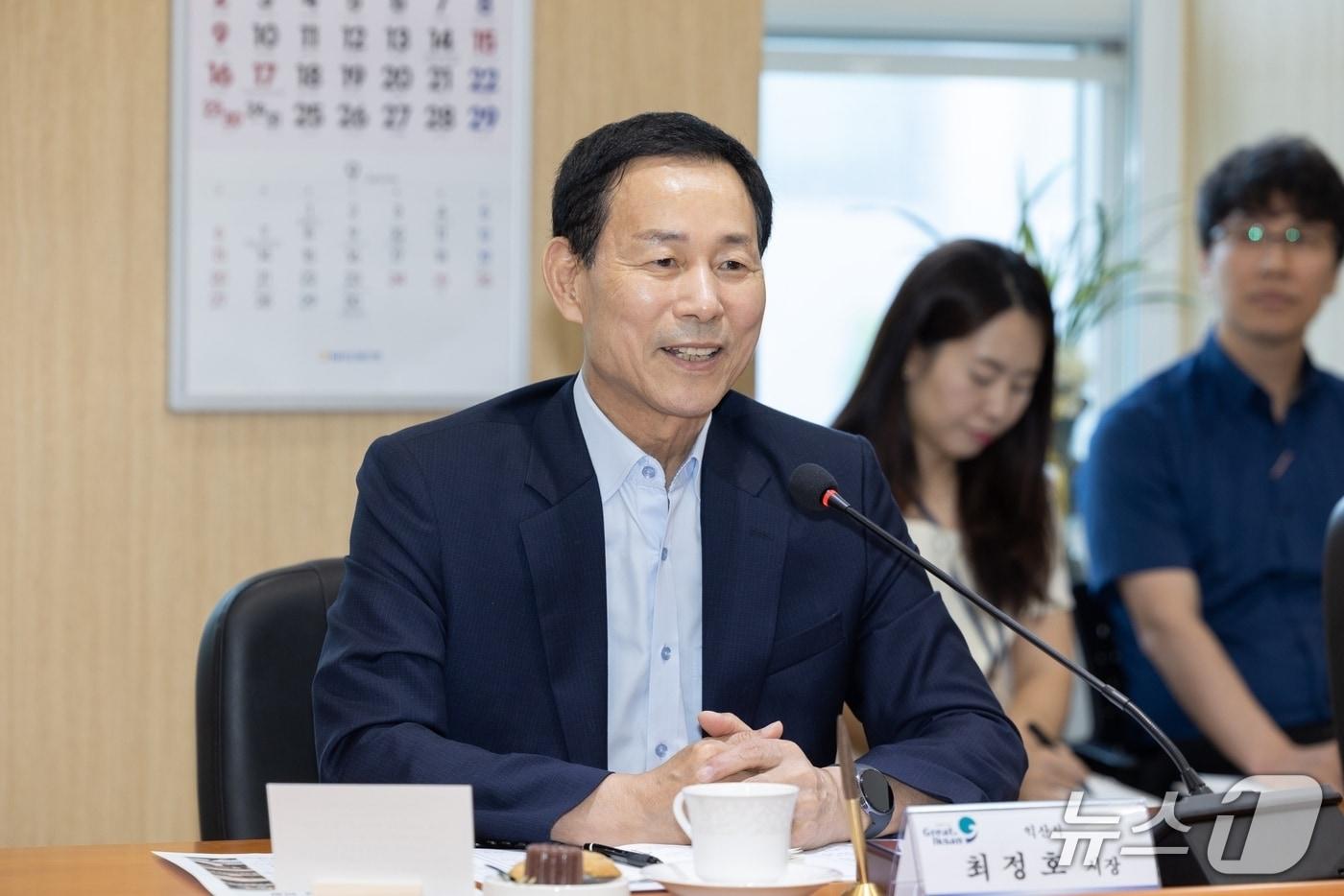 본문 이미지 - 최정호 익산시장인 이석형 한국농업기술진흥원장과 만나 주요 산업의 상생 방안을 논의했다.(익산시 제공. 재판매 및 DB 금지)