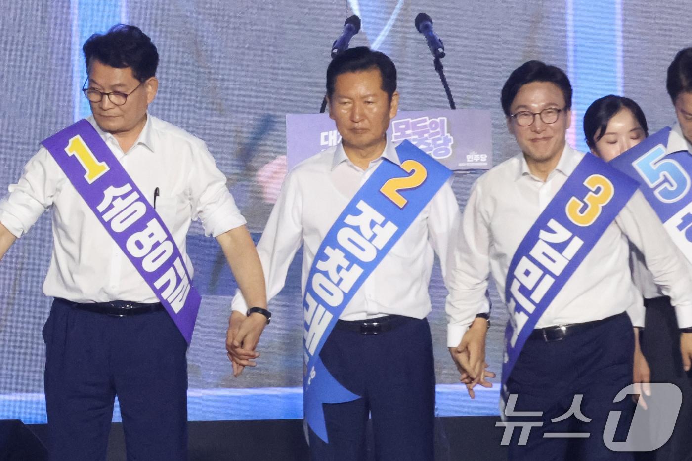 본문 이미지 - 더불어민주당 송영길(왼쪽부터), 정청래, 김민석 당대표 후보가 17일 오후 대전 유성구 DCC대전컨벤션센터에서 열린 '제3차 정기전국당원대회'에서 인사를 위해 손을 잡고 있다. 2026.8.17 ⓒ 뉴스1 황기선 기자