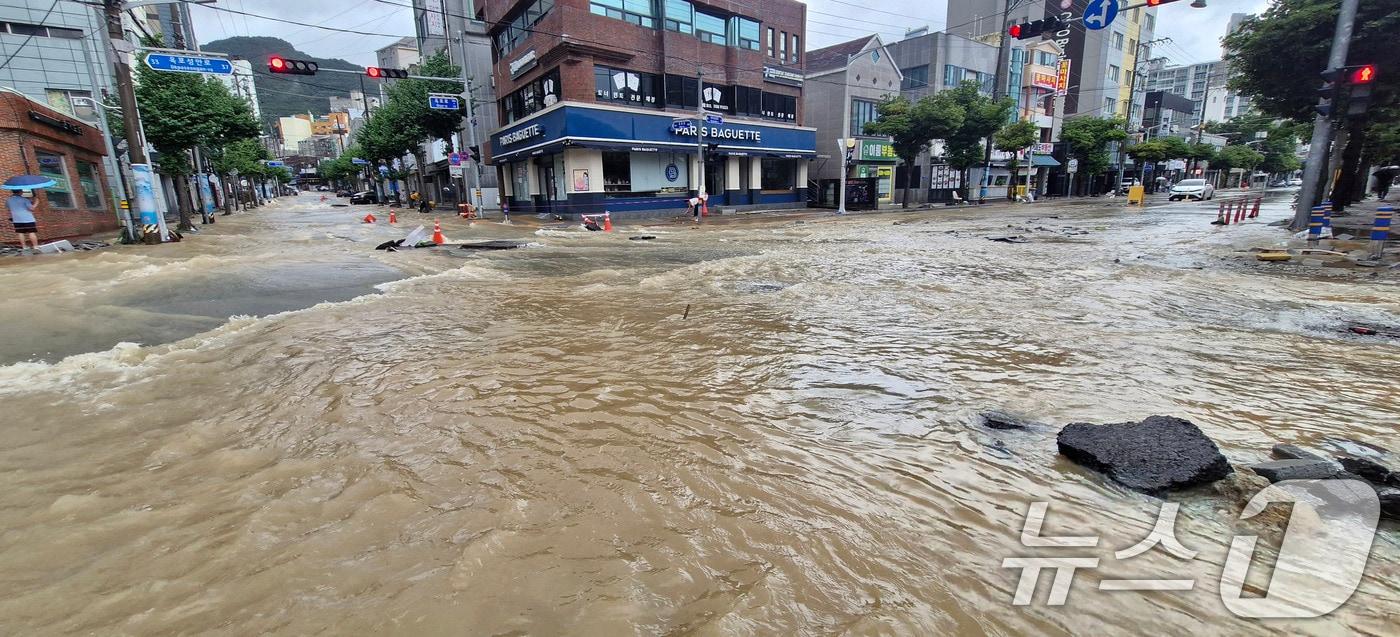 본문 이미지 - 경남 거제시 옥포동의 한 도로가 극한 호우로 침수돼 아수라장을 방불케하고 있다. 2026.8.17 ⓒ 뉴스1 윤일지 기자