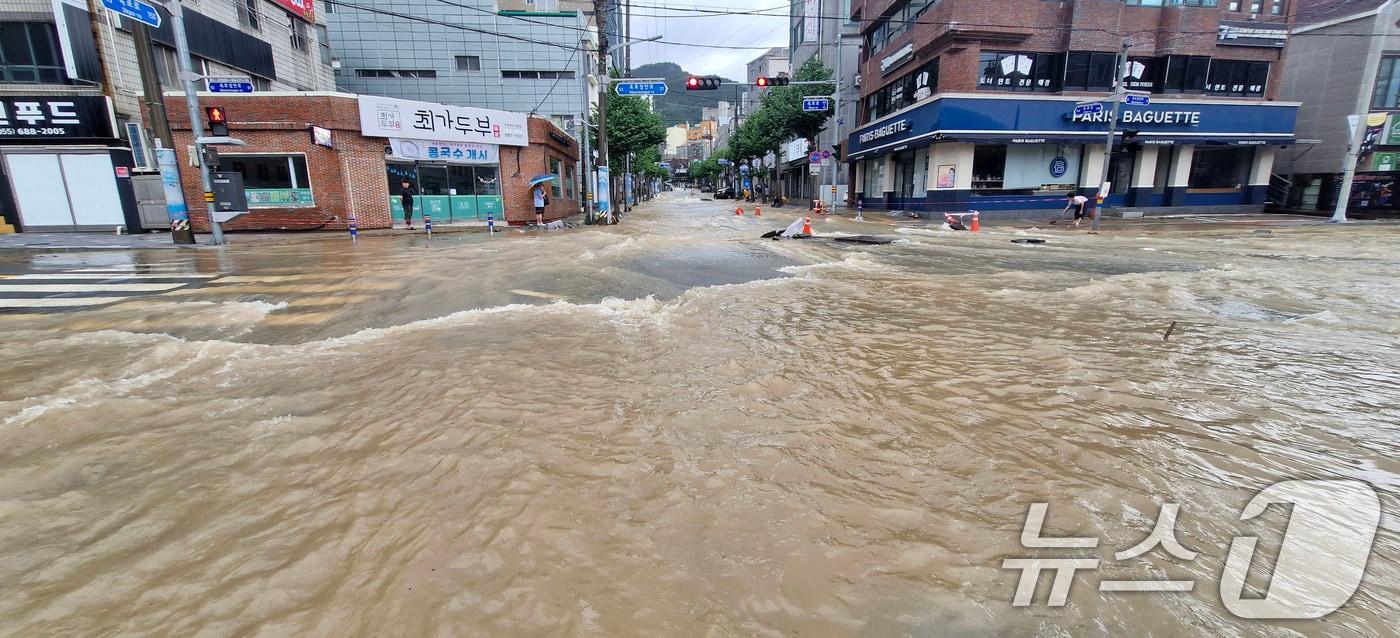 본문 이미지 - 17일 경남 거제시 옥포동의 한 도로가 극한 호우로 침수돼 있다. 2026.8.17 ⓒ 뉴스1 윤일지 기자