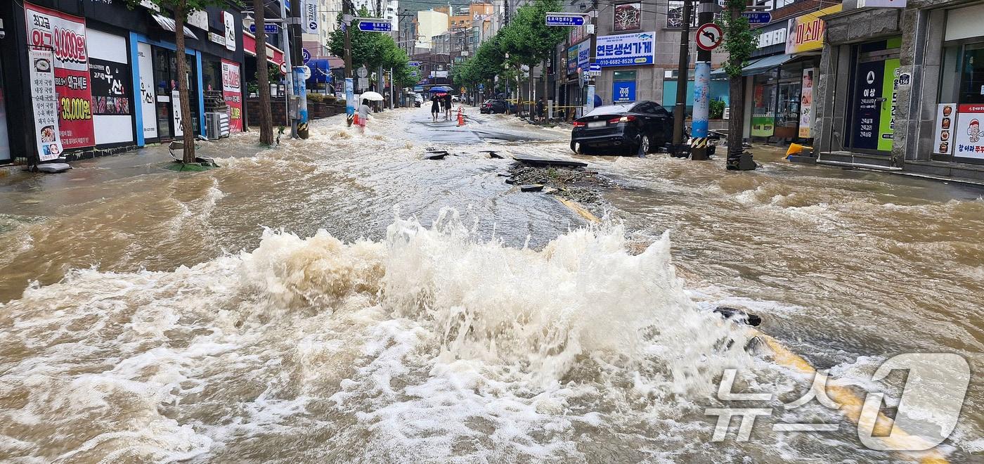 본문 이미지 - 17일 경남 거제시 옥포동의 한 도로가 극한 호우로 침수돼 아수라장을 방불케하고 있다. 2026.8.17 ⓒ 뉴스1 윤일지 기자