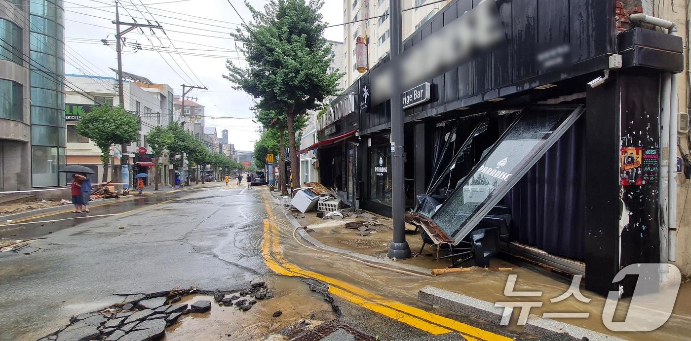 본문 이미지 - 17일 경남 거제시 옥포동의 상가가 극한 호우로 파손돼 있다. 2026.8.17 ⓒ 뉴스1 윤일지 기자