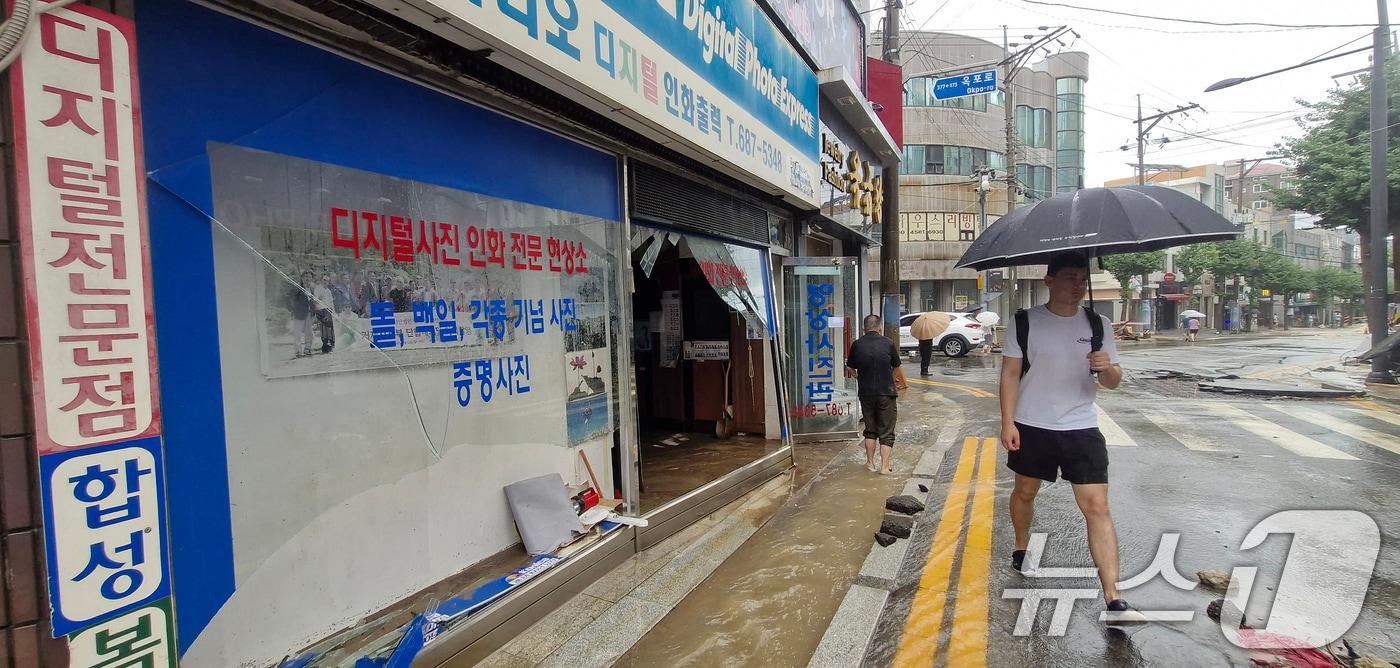 본문 이미지 - 17일 경남 거제시 옥포동의 한 상가가 극한 호우로 침수 피해를 입어 상인이 상가를 정리하고 있다. 2026.8.17 ⓒ 뉴스1 윤일지 기자