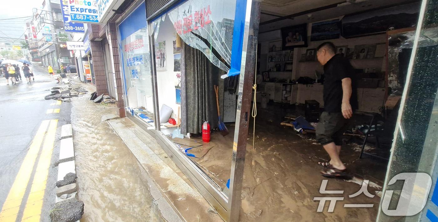 본문 이미지 - 17일 경남 거제시 옥포동의 한 상가가 극한 호우로 침수 피해를 입어 상인이 내부를 정리하고 있다. 2026.8.17 ⓒ 뉴스1 윤일지 기자
