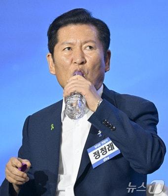 본문 이미지 - 정청래 더불어민주당 당대표 후보가 17일 대전 유성구 대전컨벤션센터 제2전시장에서 열린 제3차 정기전국당원대회에서 2030청년 토크 콘서트 중 목을 축이고 있다. (공동취재). 2026.8.17 ⓒ 뉴스1 황기선 기자