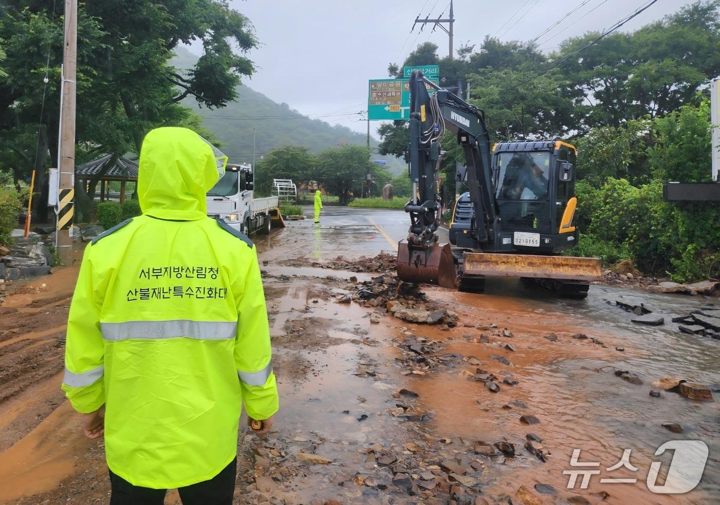 본문 이미지 - 통영시 신전리 일대에서 산림청 산불재난특수진화대가 수습복구를_지원하고 있다.(산림청 제공.재판매 및 DB금지)/뉴스1