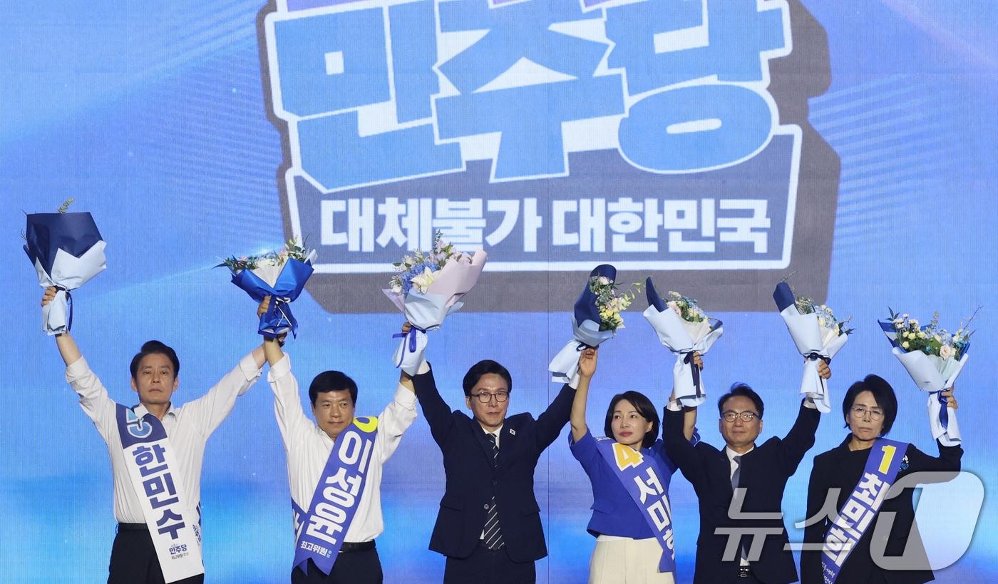 본문 이미지 - 더불어민주당 김민석 신임 당대표와 최고위원들이 17일 오후 대전 유성구 DCC대전컨벤션센터에서 열린 '더불어민주당 제3차 정기전국당원대회'에서 손을 들어 인사하고 있다. 왼쪽부터 한민수, 이성윤, 김 대표, 서미화, 박선원, 최민희. ⓒ 뉴스1 황기선 기자