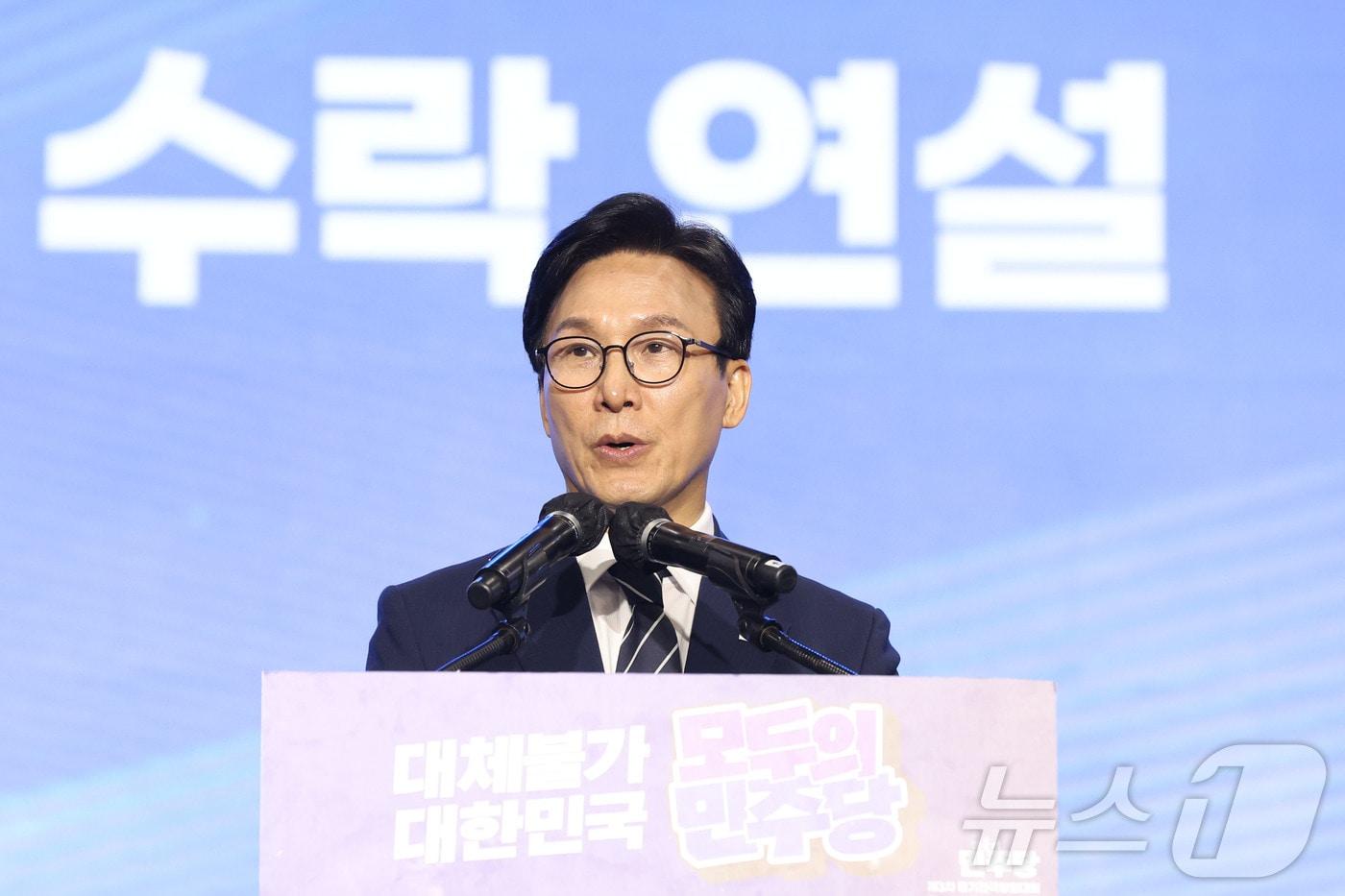 본문 이미지 - 김민석 신임 더불어민주당 대표가 17일 오후 대전 유성구 DCC대전컨벤션센터에서 열린 '더불어민주당 제3차 정기전국당원대회'에서 수락연설을 하고 있다. (공동취재) ⓒ 뉴스1 황기선 기자