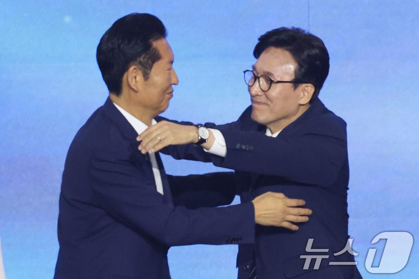 본문 이미지 - 김민석 신임 더불어민주당 대표가 17일 오후 대전 유성구 DCC대전컨벤션센터에서 열린 '더불어민주당 제3차 정기전국당원대회'에서 정청래 후보와 포옹을 하고 있다. 2026.8.17 ⓒ 뉴스1 황기선 기자