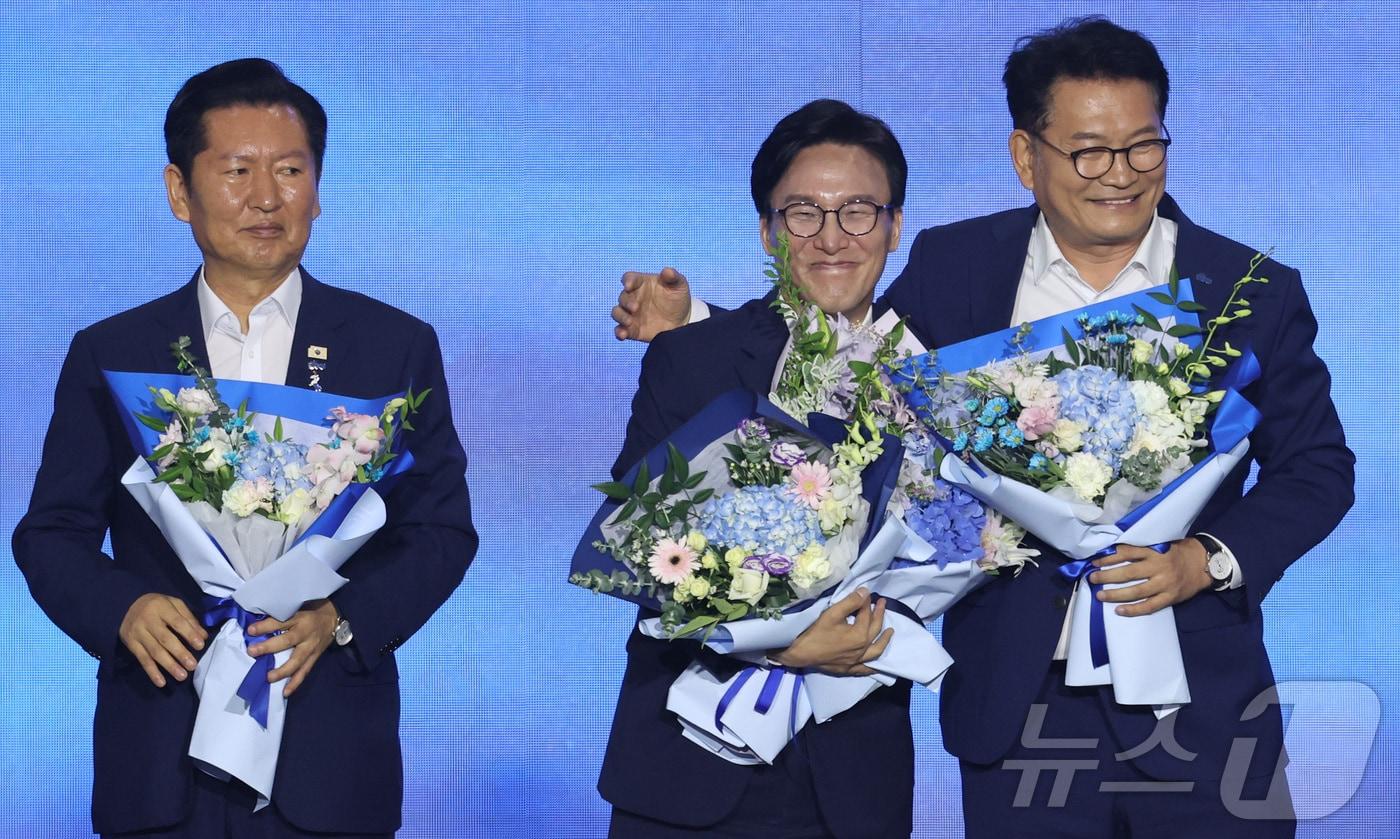 본문 이미지 - 더불어민주당 김민석 신임 당대표가 17일 대전시 유성구 대전컨벤션센터에서 열린 더불어민주당 제3차 정기전국당원대회에서 송영길 후보의 축하를 받고 있다. (공동취재) 2026.8.17 ⓒ 뉴스1 황기선 기자