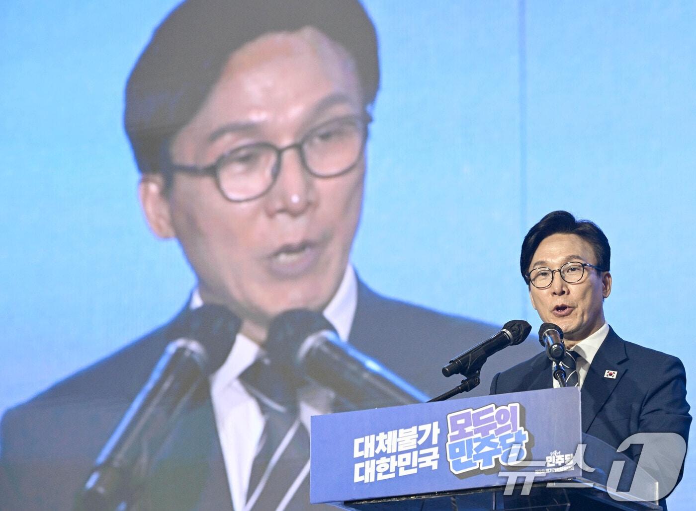본문 이미지 - 김민석 더불어민주당 신임 당대표가 17일 대전 컨벤션센터에서 열린 제3회 더불어민주당 정기 전국당원대회에서 당 대표로 선출된 뒤 수락연설을 하고 있다. (공동취재) 2026.8.17 ⓒ 뉴스1 황기선 기자