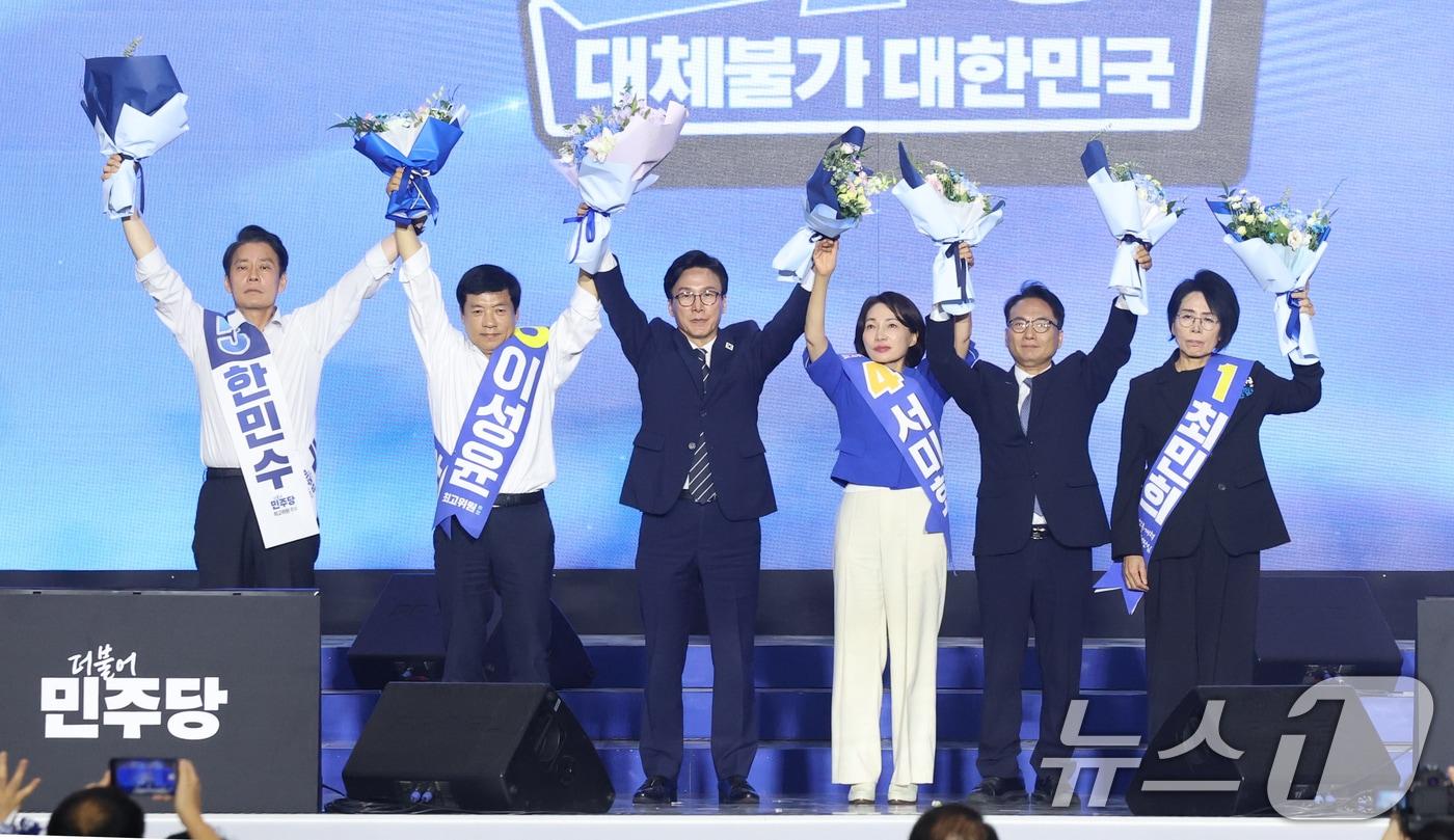 본문 이미지 - 김민석 더불어민주당 신임 대표가 17일 대전 유성구 대전컨벤션센터(DCC) 제2전시장에서 열린 제3차 정기전국당원대회에서 신임 지도부와 함께 기념촬영을 하고 있다. 왼쪽부터 최고위원인 한민수, 이성윤, 김 대표, 서미화, 박선원, 최민희. (공동취재) 2026.8.17 ⓒ 뉴스1 황기선 기자