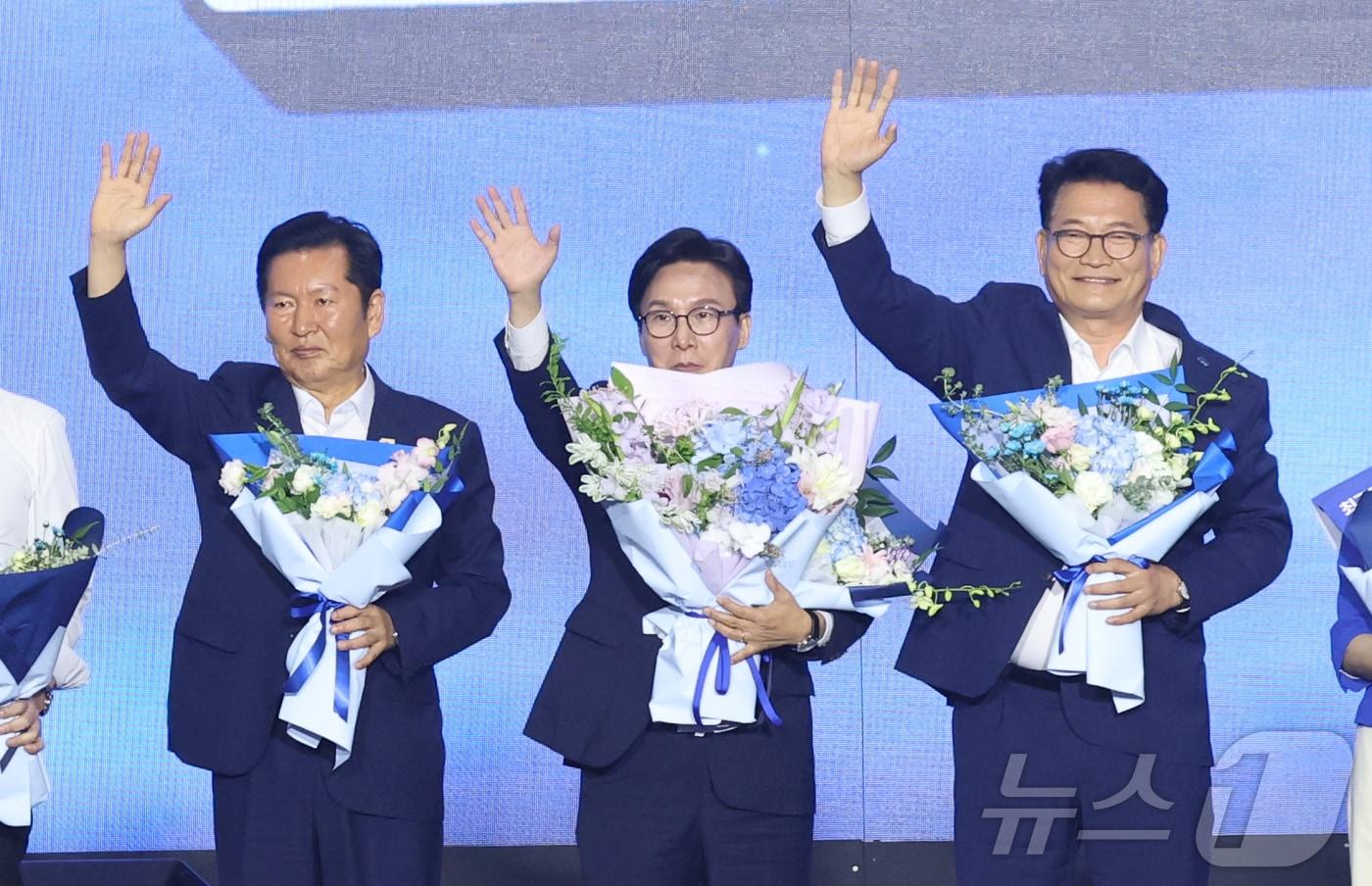 본문 이미지 - 김민석 더불어민주당 신임 대표(가운데)가 17일 대전 유성구 대전컨벤션센터(DCC) 제2전시장에서 열린 제3차 정기전국당원대회에서 정청래, 송영길 후보와 기념촬영을 하고 있다. (공동취재) 2026.8.17 ⓒ 뉴스1 황기선 기자