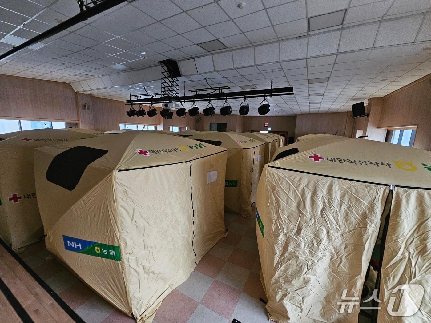 본문 이미지 - 거제  옥포 종합사회복지관에 마련된 산사태 피해 아파트와 인근 아파트 주민 대피소 모습 2026.8.18/뉴스1 한송학기자