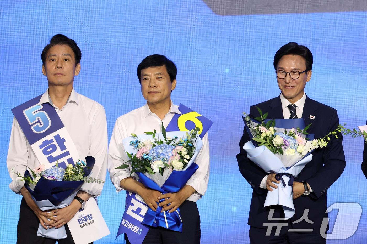 본문 이미지 - 더불어민주당 김민석 신임 당대표가 17일 오후 대전 유성구 DCC대전컨벤션센터에서 열린 '더불어민주당 제3차 정기전국당원대회'에서 한민수,이성윤 신임 최고위원과 함께 꽃다발을 들고 있다. 2026.8.18 ⓒ 뉴스1 황기선 기자