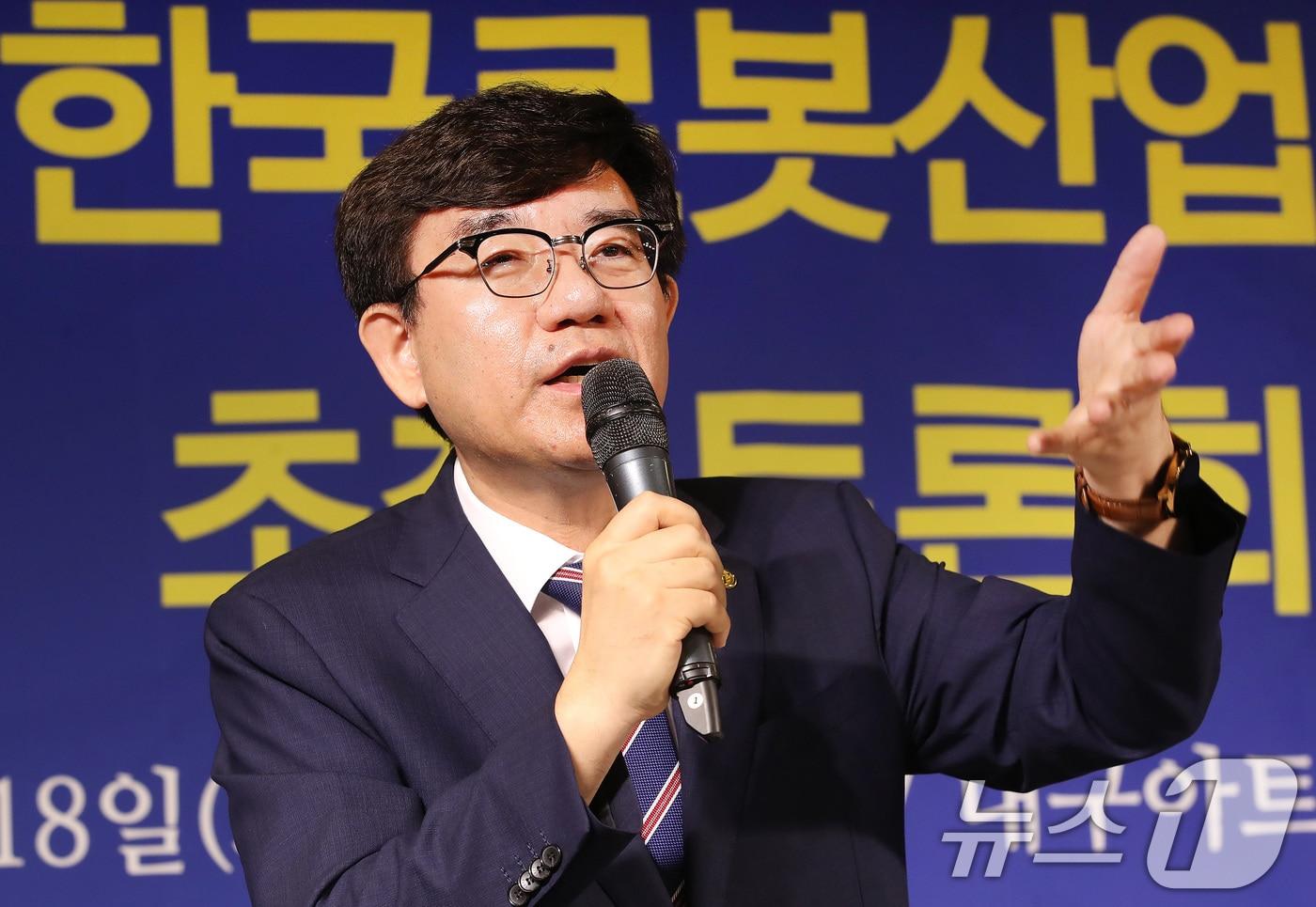 본문 이미지 - 조영훈 한국로봇산업진흥원장이 18일 오전 대구 남구 이천동 대구아트파크에서 열린 아시아포럼21 초청 토론회에서 모두 발언을 하고 있다. ⓒ 뉴스1 공정식 기자