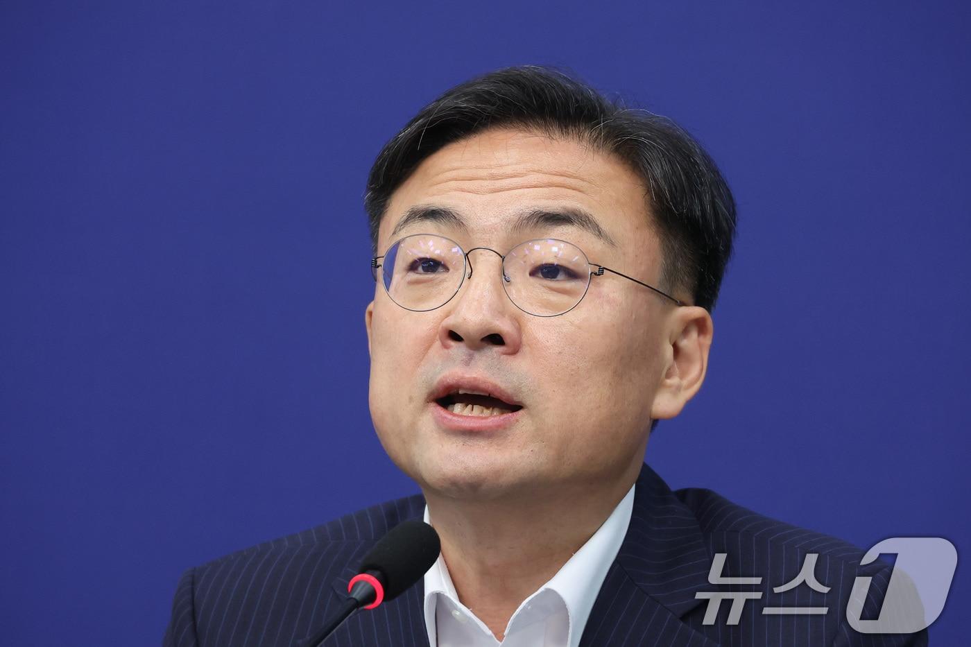 본문 이미지 - 신장식 조국혁신당 대표가 18일 서울 여의도 국회에서 열린 최고위원회 및 국회의원 연석회의에서 발언하고 있다. 2026.8.18 ⓒ 뉴스1 신웅수 기자