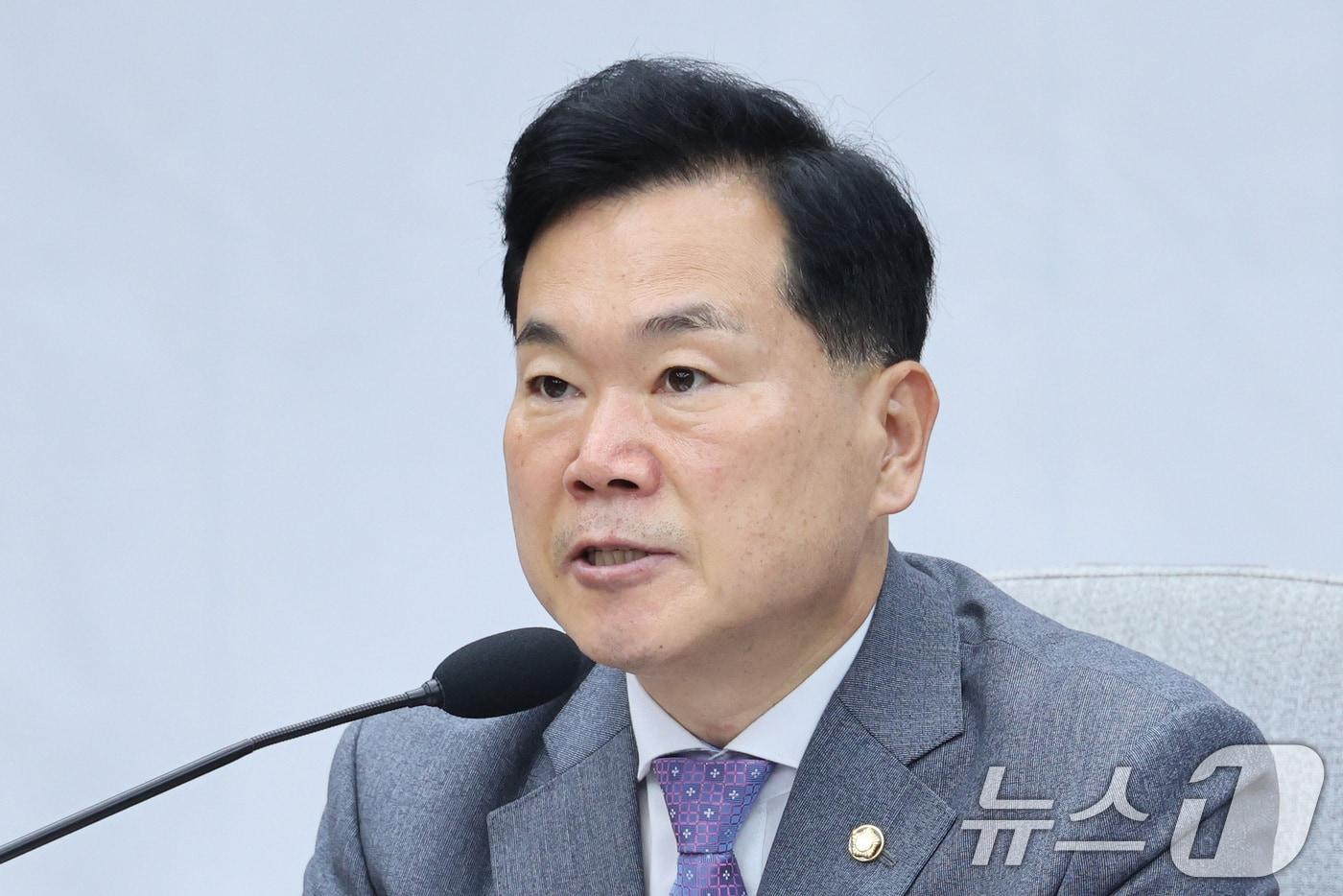 본문 이미지 - 김승수 국민의힘 원내운영수석부대표가 18일 서울 여의도 국회에서 열린 원내대책회의에서 발언하고 있다. 2026.8.18 ⓒ 뉴스1 신웅수 기자