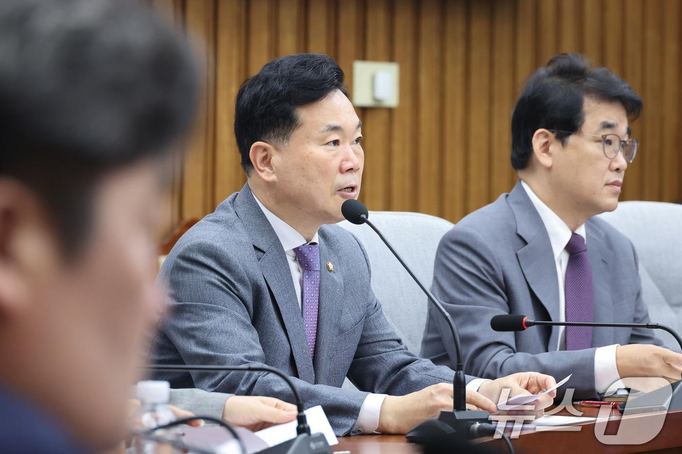 본문 이미지 - 김승수 국민의힘 원내운영수석부대표가 18일 서울 여의도 국회에서 열린 원내대책회의에서 발언하고 있다. 2026.8.18 ⓒ 뉴스1 신웅수 기자