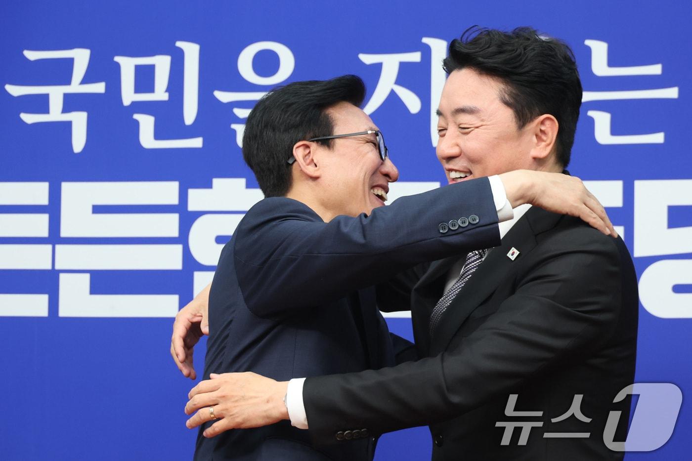 본문 이미지 - 김민석 더불어민주당 대표가 18일 서울 여의도 국회를 찾은 강훈식 대통령 비서실장을 접견하며 포옹하고 있다. 2026.8.18 ⓒ 뉴스1 신웅수 기자