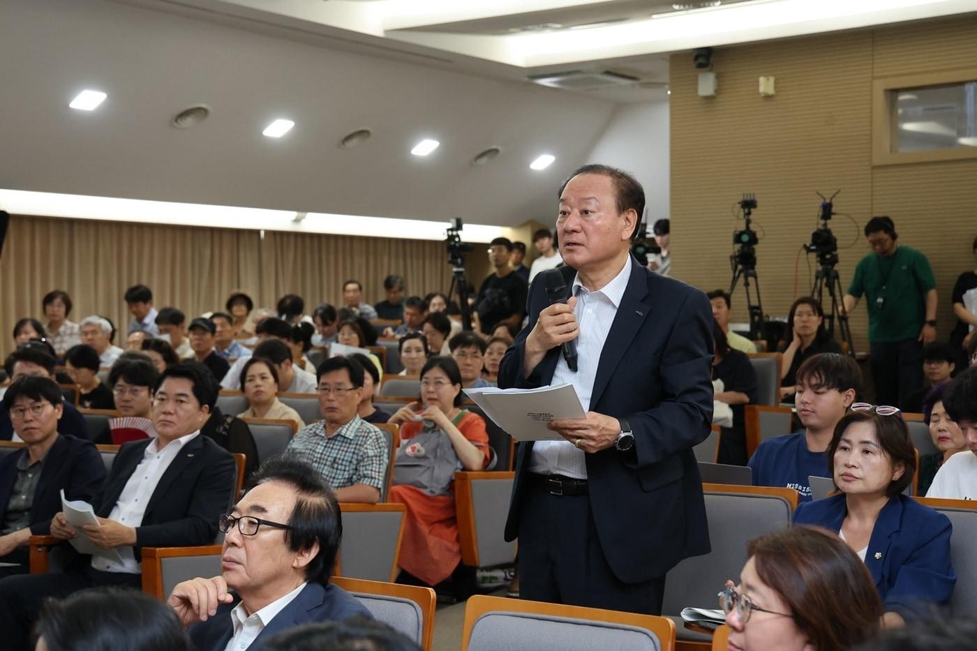 본문 이미지 - 유동균 서울 마포구청장이 지난 7월 '제3차 서울특별시 도시철도망 구축계획 주민공청회'에 참석해 상암동 중심지를 관통하는 강북횡단선 노선 신설의 필요성을 설명하고 있다.(마포구 제공)