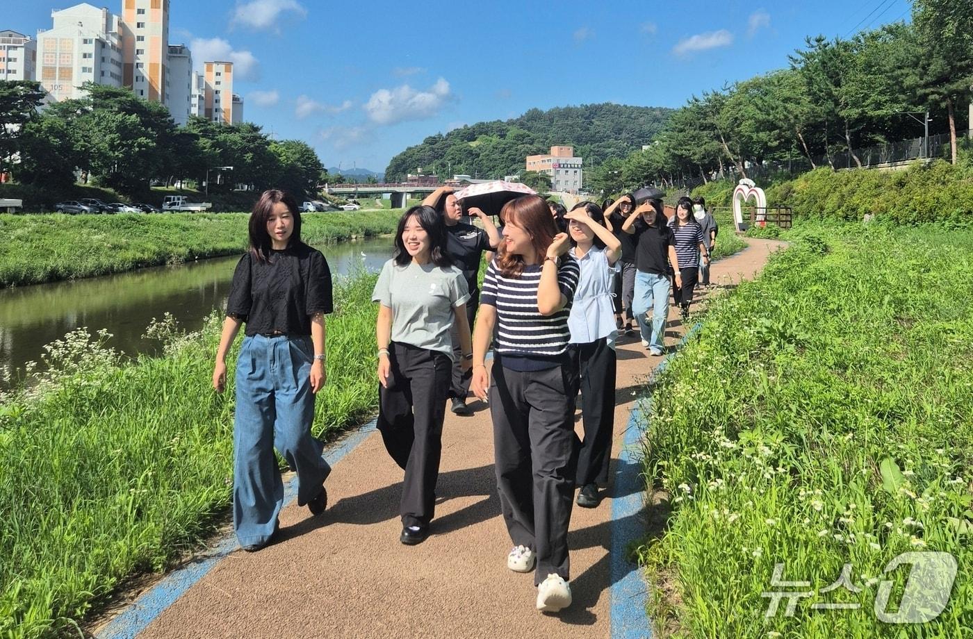 본문 이미지 - 괴산군이 시행하는 '걷다보니 통장부자' 사업에 참여한 주민이 산책을 하고 있다.(자료사진)/뉴스1
