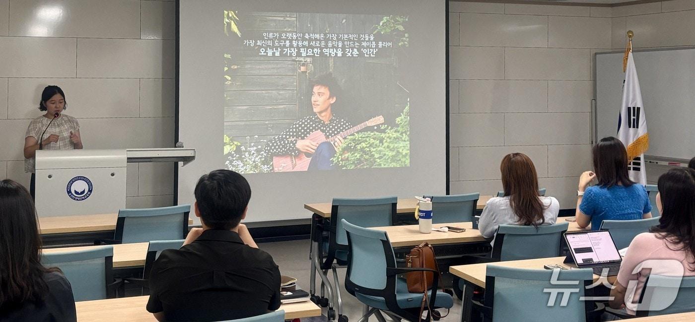본문 이미지 - 전남중등교과연구회연합단 교원들이 13일 순천만생태문화교육원에서 실무협의를 하고 있다.(통합특별시교육청 제공, 재판매 및 DB금지)/뉴스1 