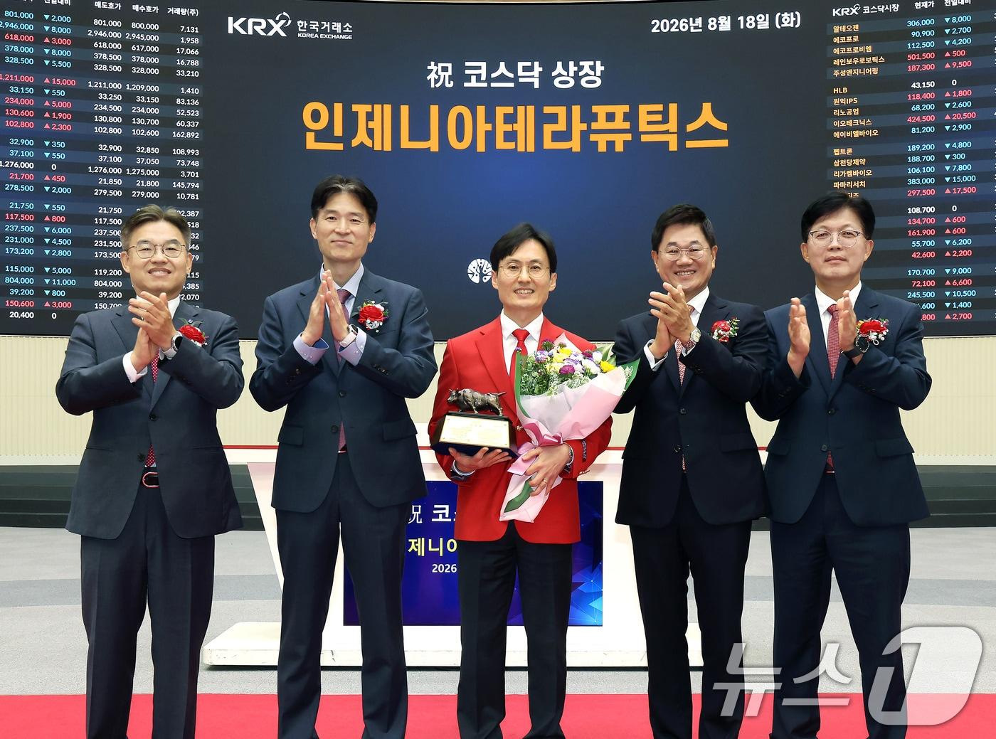 본문 이미지 - 18일 오전 서울 영등포구 한국거래소에서 열린 인제니아테라퓨틱스 코스닥시장 상장기념식에서 상장기념패 전달 후 박종식 한국IR협의회 부회장(왼쪽부터), 민경욱 한국거래소 코스닥시장본부장, 한상열 인제니아테라퓨틱스 대표이사, 박종문 삼성증권 대표이사, 안승근 코스닥협회 부회장이 기념촬영을 하고 있다. (한국거래소 제공. 재판매 및 DB금지) 2026.8.18 ⓒ 뉴스1