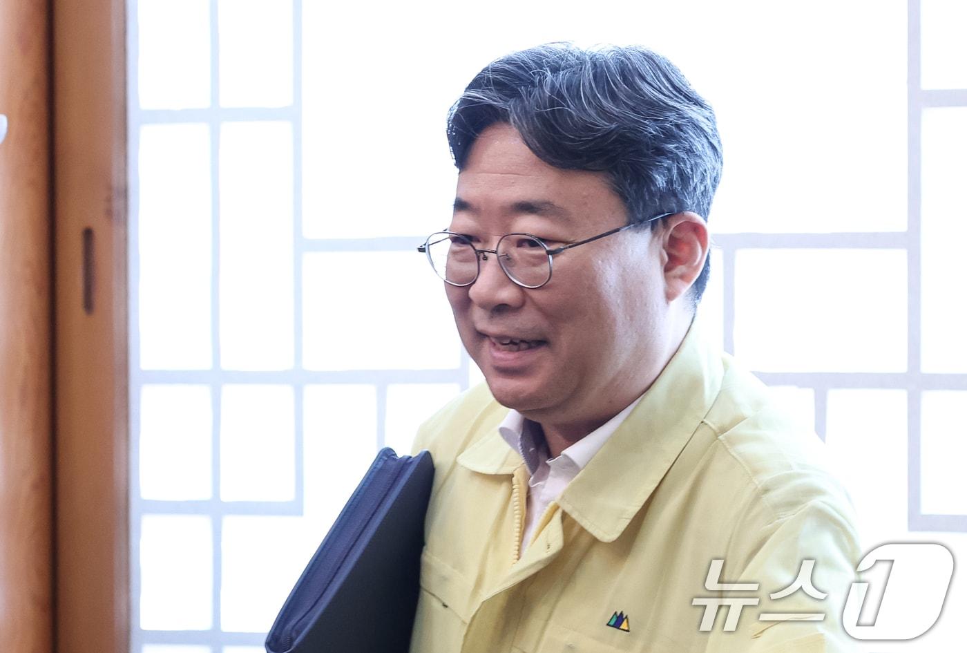 본문 이미지 - 하준경 경제성장수석이 18일 청와대에서 열린 제1회 을지국무회의에 입장하고 있다. 2026.8.18 ⓒ 뉴스1 허경 기자