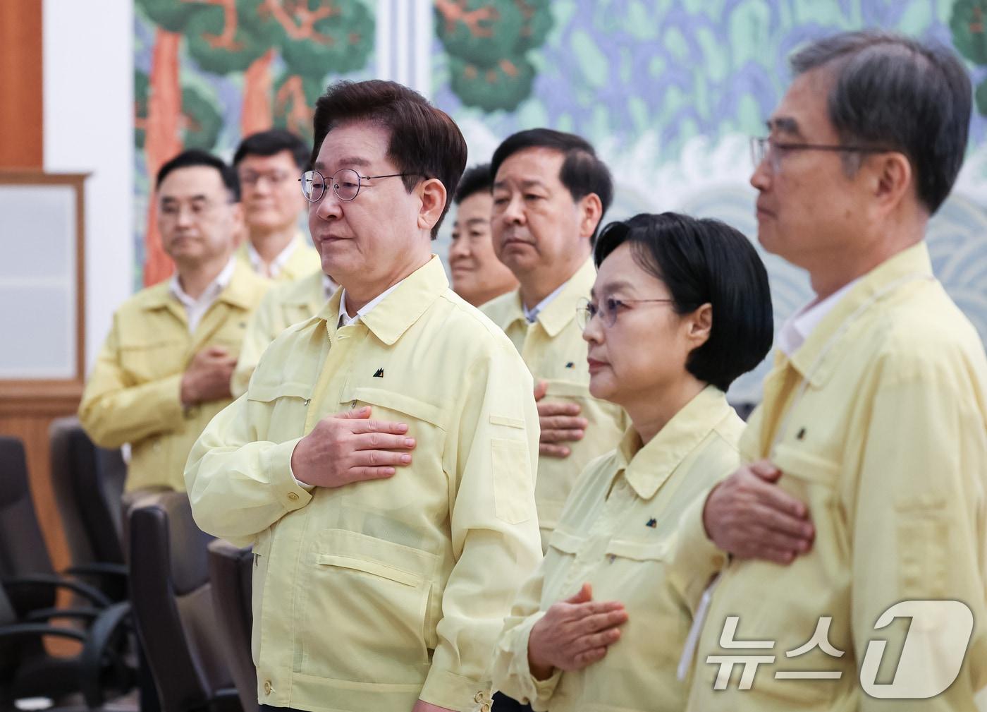 본문 이미지 - 이재명 대통령이 18일 청와대에서 열린 제1회 을지국무회의에서 국민의례를 하고 있다. 2026.8.18 ⓒ 뉴스1 허경 기자