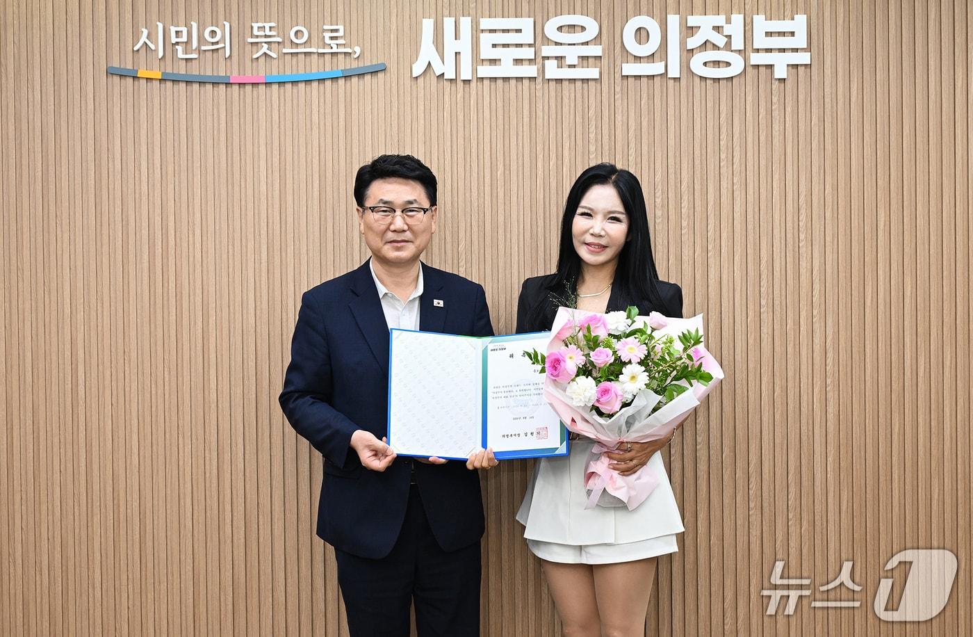 본문 이미지 - 김원기 의정부시장과 트로트 가수 신비 (사진=의정부시)