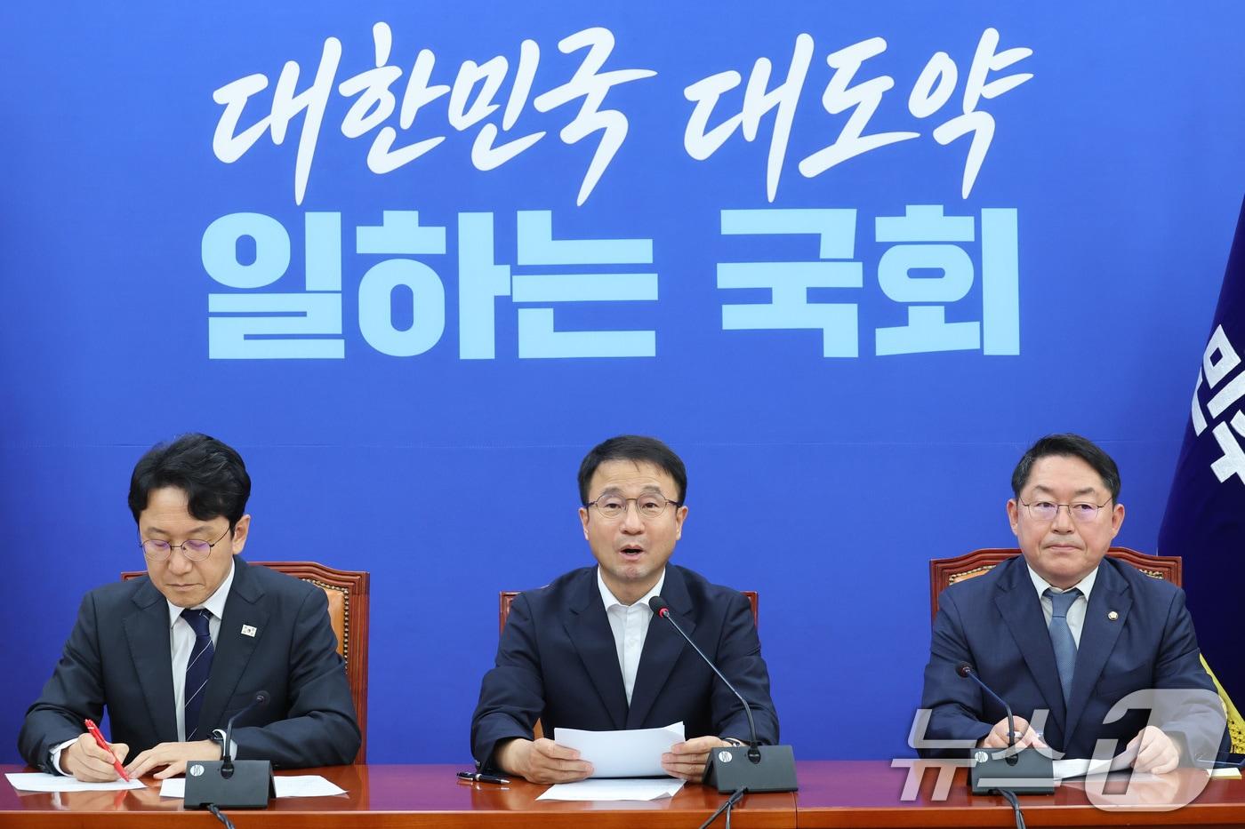 본문 이미지 - 한병도 더불어민주당 원내대표가 18일 서울 여의도 국회에서 열린 원내대책회의에서 발언하고 있다. ⓒ 뉴스1 신웅수 기자