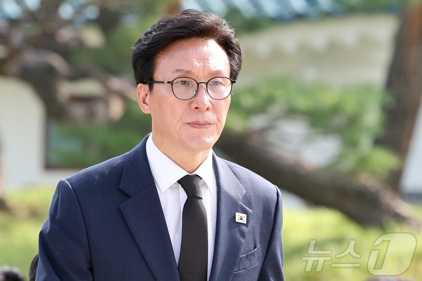 본문 이미지 - 김민석 더불어민주당 신임 대표가 18일 오전 서울 동작구 국립서울현충원에서 신임 지도부와 현충탑 참배를 위해 발걸음을 옮기고 있다. 2026.8.18 ⓒ 뉴스1 황기선 기자