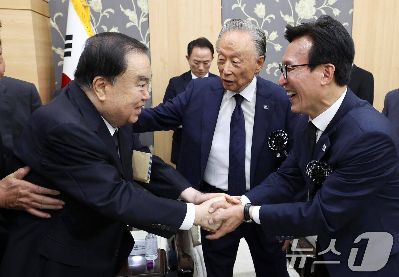 본문 이미지 - 김민석 더불어민주당 신임 대표와 문희상 상임고문이 18일 오전 서울 동작구 국립서울현충원 현충관에서 열린 김대중 전 대통령 서거 17주기 추모식에 앞서 열린 환담에서 인사를 나누고 있다. (공동취재) 2026.8.18 ⓒ 뉴스1 황기선 기자