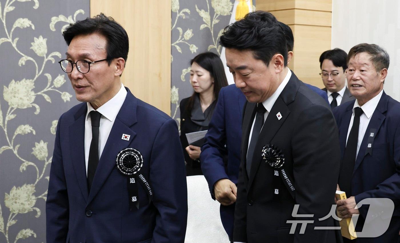 본문 이미지 - 김민석 더불어민주당 신임 대표와 강훈식 대통령 비서실장이 18일 오전 서울 동작구 국립서울현충원 현충관에서 열린 김대중 전 대통령 서거 17주기 추모식에 참석하기 위해 이동하고 있다. (공동취재) 2026.8.18 ⓒ 뉴스1 황기선 기자