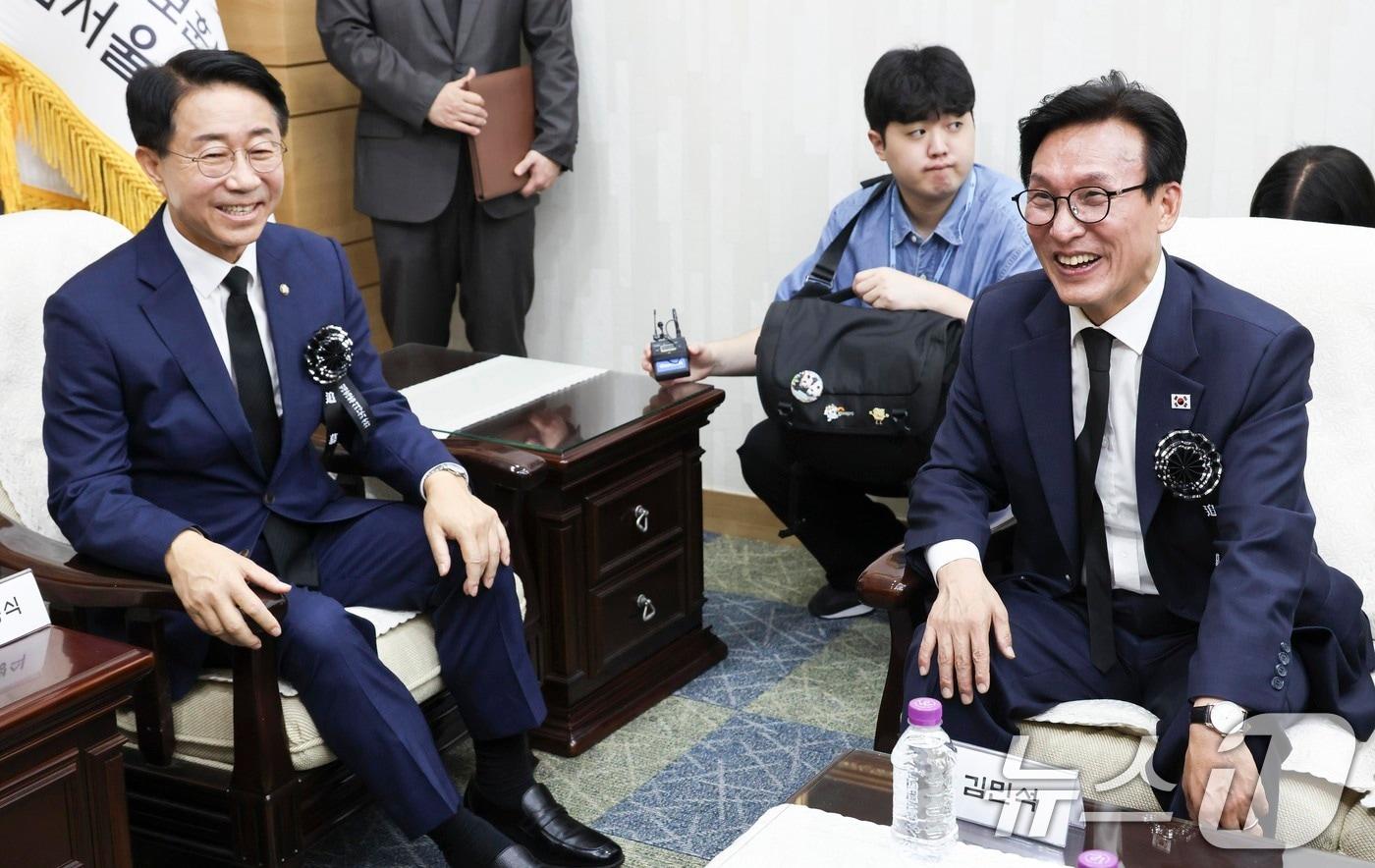 본문 이미지 - 조정식 국회의장과 김민석 더불어민주당 신임 대표가 18일 오전 서울 동작구 국립서울현충원 현충관에서 열린 김대중 전 대통령 서거 17주기 추모식에 앞서 대화하고 있다. (공동취재) 2026.8.18 ⓒ 뉴스1 황기선 기자