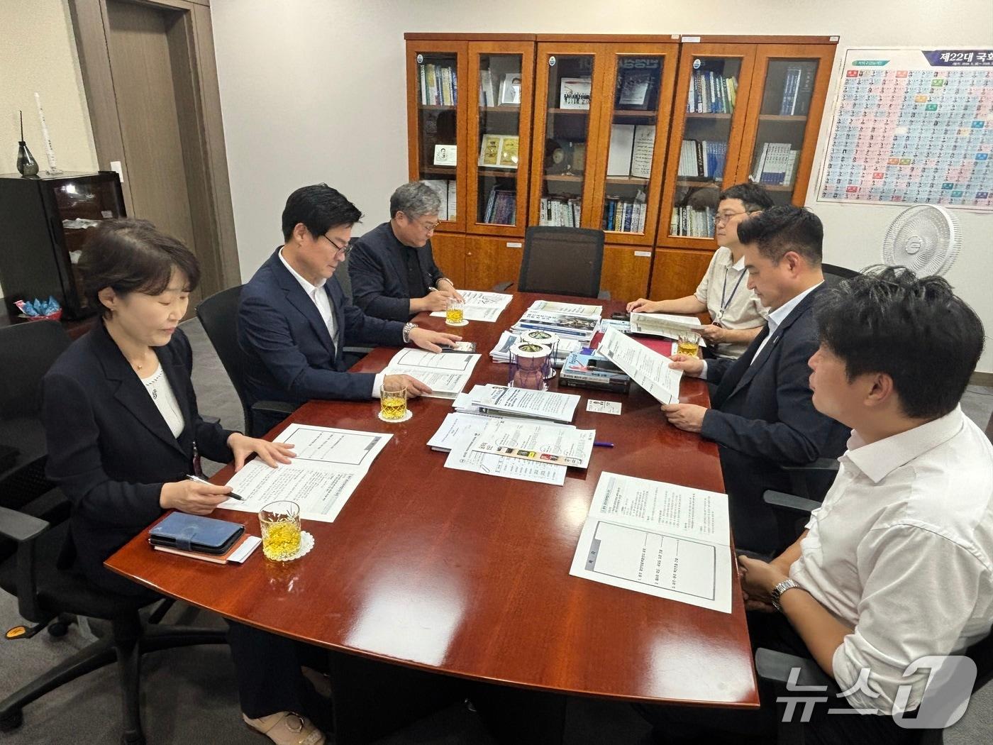 본문 이미지 - 구자열 강원 원주시장이 지난주 서울 국회를 찾아 여야 국회의원들에게 지역 현안 사업에 필요한 국비 확보에 대해 논의한 가운데, 당시 일정에서 최혁진 무소속 국회의원과 현안에 대해 의견을 나누고 있다. (원주시 제공. 재판매 및 DB금지) 2026.8.18/뉴스1