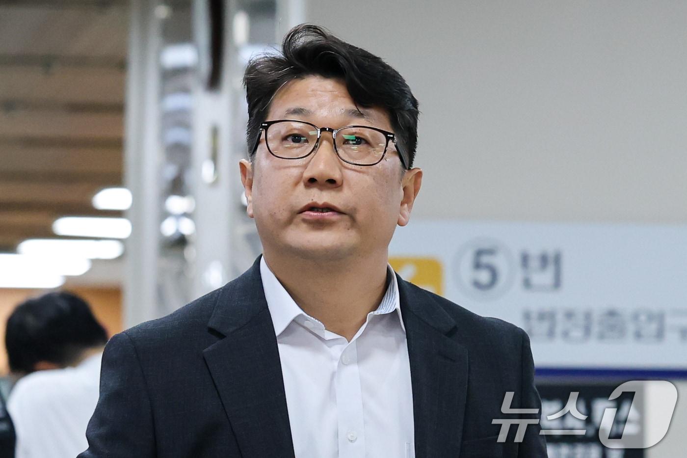 본문 이미지 - 쿠팡 퇴직금 미지급 사건 수사에 외압이 있었다고 폭로했던 문지석 검사가 18일 오전 서울 서초구 중앙지방법원에서 열린 엄희준·김동희 검사 직권남용권리행사방해 혐의 관련 3차 공판에 증인 신분으로 출석하고 있다. 2026.8.18 ⓒ 뉴스1 안은나 기자