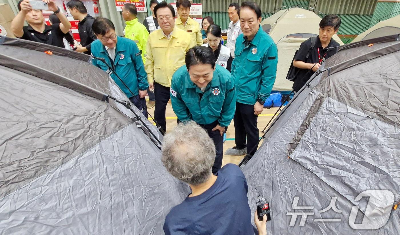 본문 이미지 - 장동혁 국민의힘 대표가 18일 경남 거제시 옥포초등학교에 마련된 산사태 피해 주민 임시 대피시설을 찾아 피해 주민과 대화하고 있다. 2026.8.18 ⓒ 뉴스1 윤일지 기자